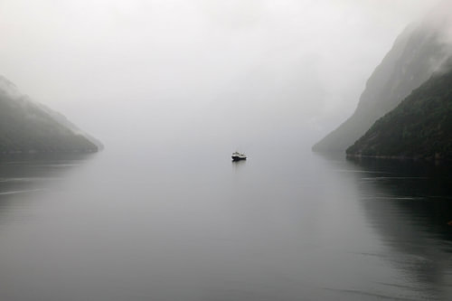 Der Beginn des Geirangerfjords im Nebel