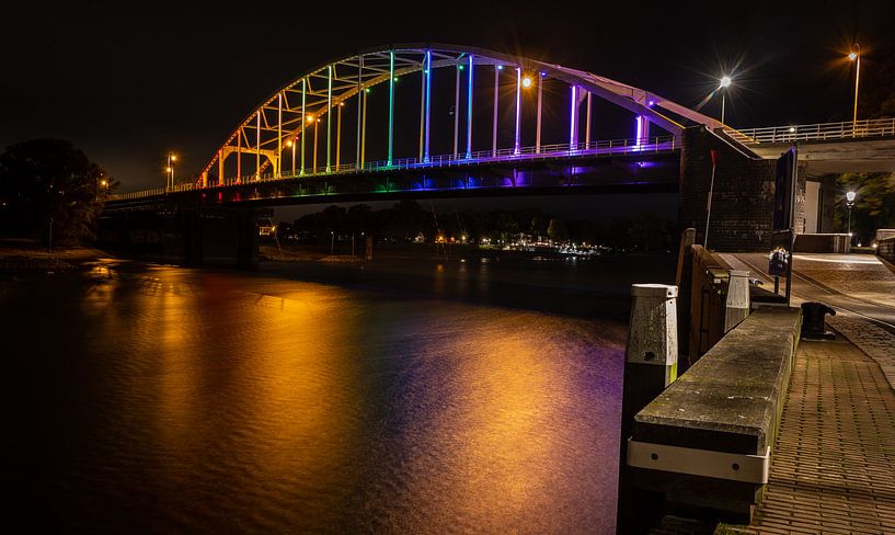 Brücke bei Deventer über die IJssel in Regenbogenfarben von VOSbeeld fotografie