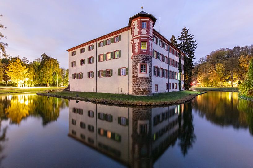 Wasserschloss Eichtersheim am Abend von Uwe Ulrich Grün