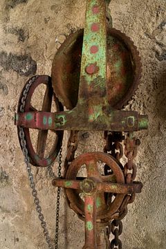 Verlaten oude roestige machine  met tandwielen van Frans Rombout