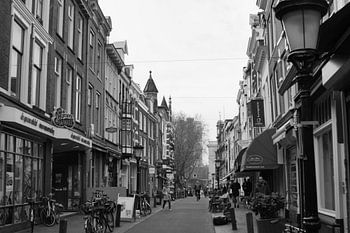 zwart wit winkelstraat in Utrecht