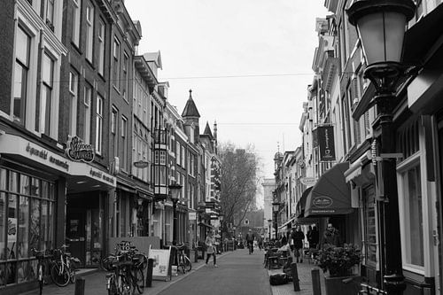 zwart wit winkelstraat in Utrecht