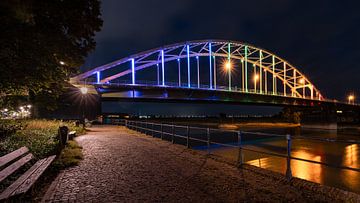 Deventer Wilhelminabrug in regenboog lichten van Maurice Meerten