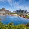 Schilderachtig Lofoten Reine in Noorwegen van Hilda Weges