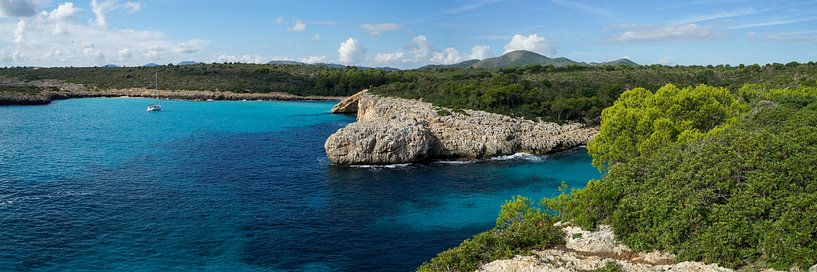 Rotsen in een beboste baai op Mallorca van Hans-Heinrich Runge