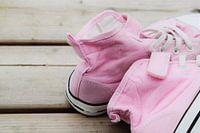 roze zomer gympen op houten tafel