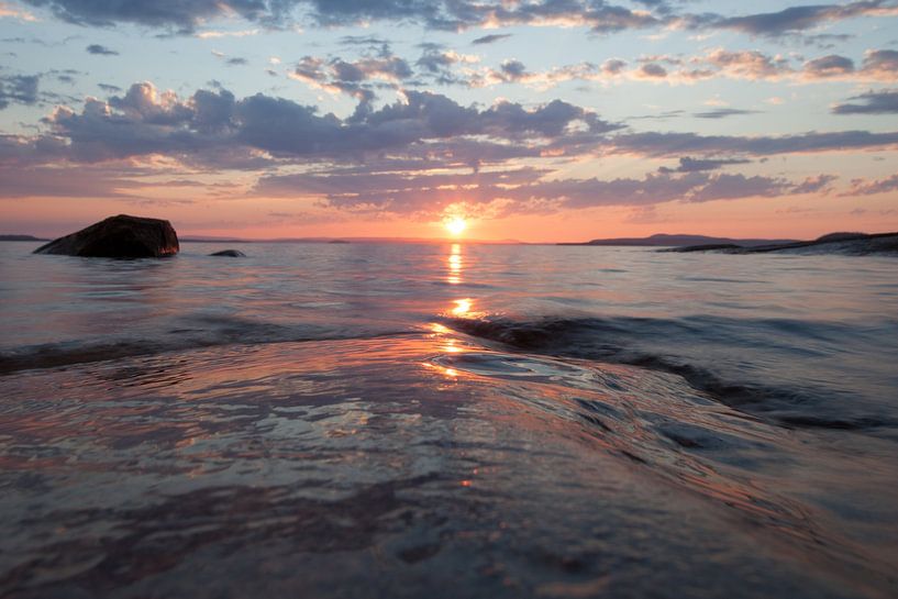 Coucher de soleil rose sur une vague dorée Scandinavie, Carélie par Michael Semenov