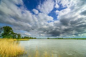 Wolken über dem Fluss IJssel im Frühling