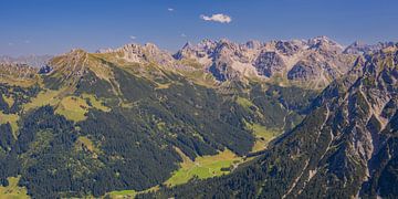 Panorama de montagne sur la vallée de Gemstel et sur la crête principale de l'Allgäu sur Walter G. Allgöwer