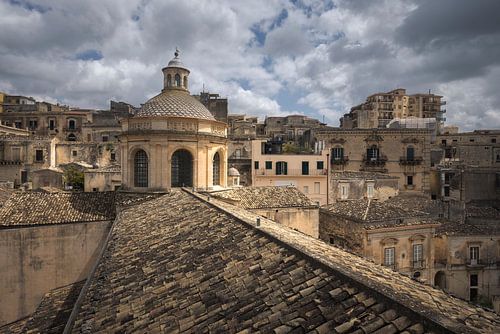 Entdecken Sie die architektonische Schönheit des Doms San Giorgio in Mo