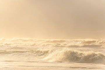 De golven slaan tegen het strand tijdens een stormachtige zonsondergang van Sjoerd van der Wal