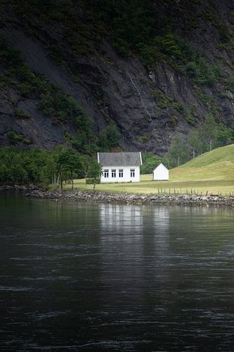 Une maison norvégienne solitaire sur Ylenia Di Pietra