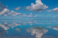 Wolken spiegeling in water par Michèle Huge Aperçu