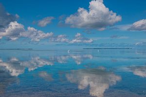 Wolken spiegeling in water van Michèle Huge