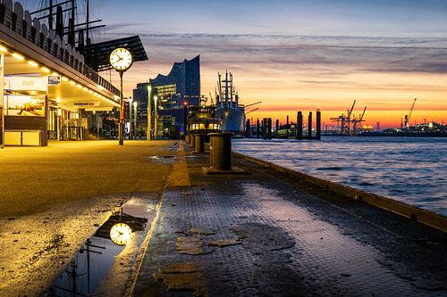 Sonnenaufgang an den Hamburger Landungsbrücken von Nils Steiner