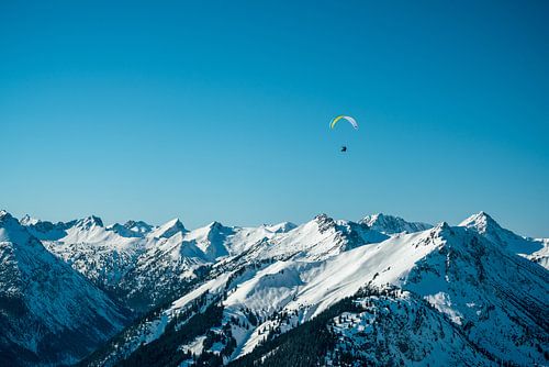Paraglider piloot boven Tannheim