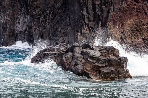 Rocher dans le surf | Ribeira da Janela | Madère