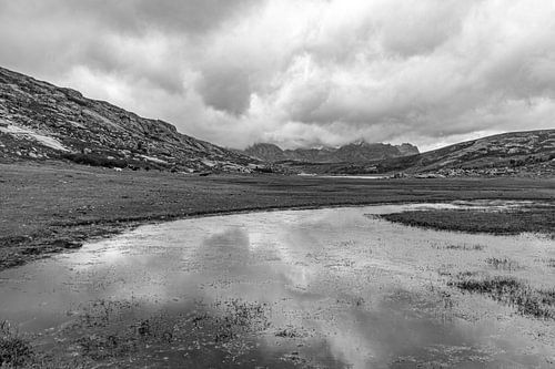 Weerspiegeling van de bergen in een meertje