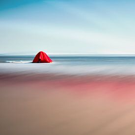 Rode tent op het strand_01 van Manfred Rautenberg Digitalart
