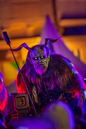 Mystiek wezen met gloeiende ogen