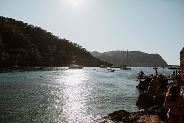 Aan de kust op Ibiza, uitzicht op boten en bergen | Natuur | Landschapsfotografie van eighty8things