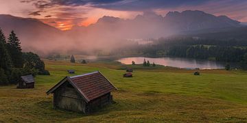 Panoramaaufnahme eines Sonnenaufgangs am Geroldsee
