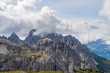 Italiaanse bergen in de wolken van Lynn Haverhals