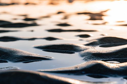 Sonnenuntergang über dem sich zurückziehenden Meer