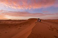 Kijken naar de zonsopgang - Merzouga woestijn, Marokko van Thijs van den Broek thumbnail