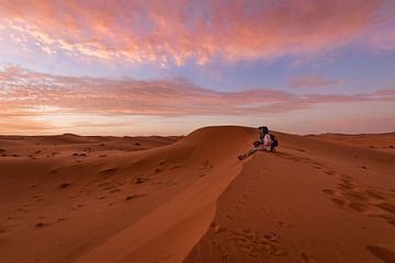 Regarder le lever du soleil - Désert de Merzouga, Maroc sur Thijs van den Broek