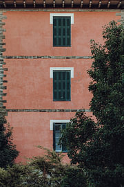 Terrakotta-Fassade mit grünen Fensterläden, Baskenland von AIM52 Shop