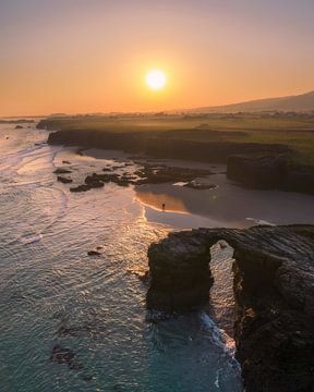 Goldener Sonnenuntergang am Catedrais Beach von Ewold Kooistra