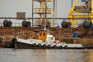 Sleepboot afgemeerd aan de scheepswerf van scheepskijkerhavenfotografie