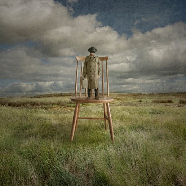 Homme sur une chaise dans un paysage par Gerben van Buiten