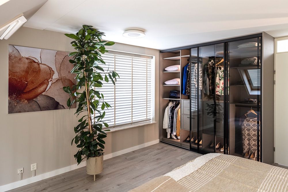 Botanical Brilliance VIII Botanische Schoonheid Abstract aquarel in aardetinten roestbruin, terracotta en sprankelend goud (gezien bij vtwonen) van MadameRuiz