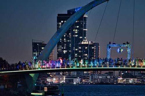Mensen in regenboogkleuren op de brug