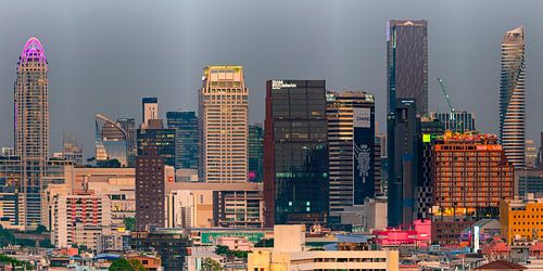 De glazen wolkenkrabbers van Bangkok in de avondrood