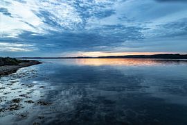 Sonnenuntergang am Fjord von Børkop. DK. von Frank Slaghuis