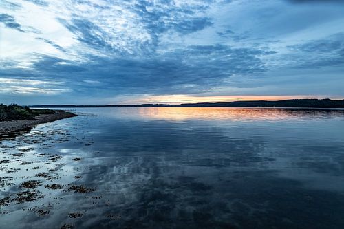 Sonnenuntergang am Fjord von Børkop. DK. von Frank Slaghuis