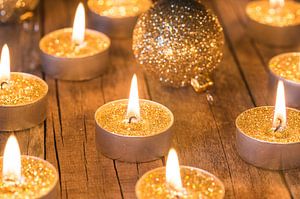 Traditionele Advent en Kerst kaarsen met gouden ballen decoratie op houten tafel van Alex Winter