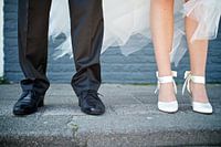 Couple de mariés sur le trottoir