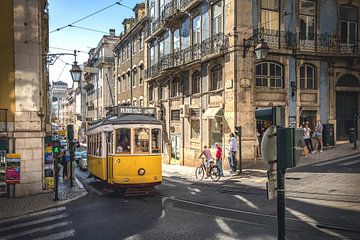 Tramlijn 28 Lissabon van Frans Nijland