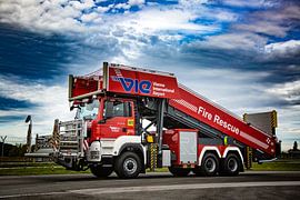 Treppenfahrzeug am Airport 3 von Hermann Kollinger