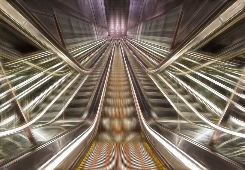 Moderne, futuristische Rolltreppe, Licht- und Linienspiel von Marcel van Balken