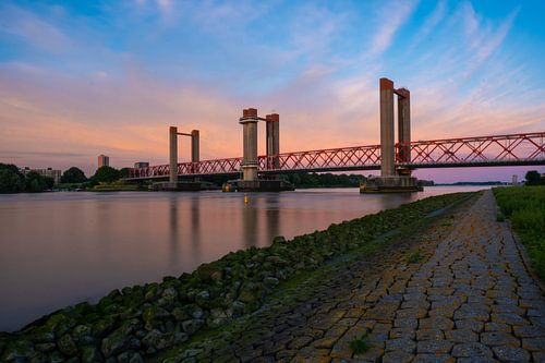 Spijkenissebrug tijdens de zonsondergang