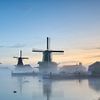 Zaanse Schans bij zonsopkomst – Mistige molens in Nederland van Ad Jekel