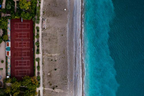 Stadion aan zee. groen park aan de zeezijde met turquoise water en het strand. bovenaanzicht