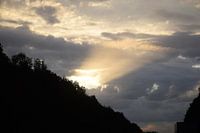 zonnestraal door de wolken