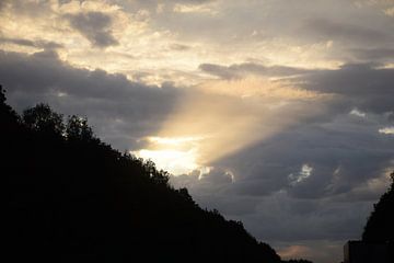 zonnestraal door de wolken van Jeroen Franssen