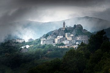 Petit village de montagne en Corse sur XXLPhoto